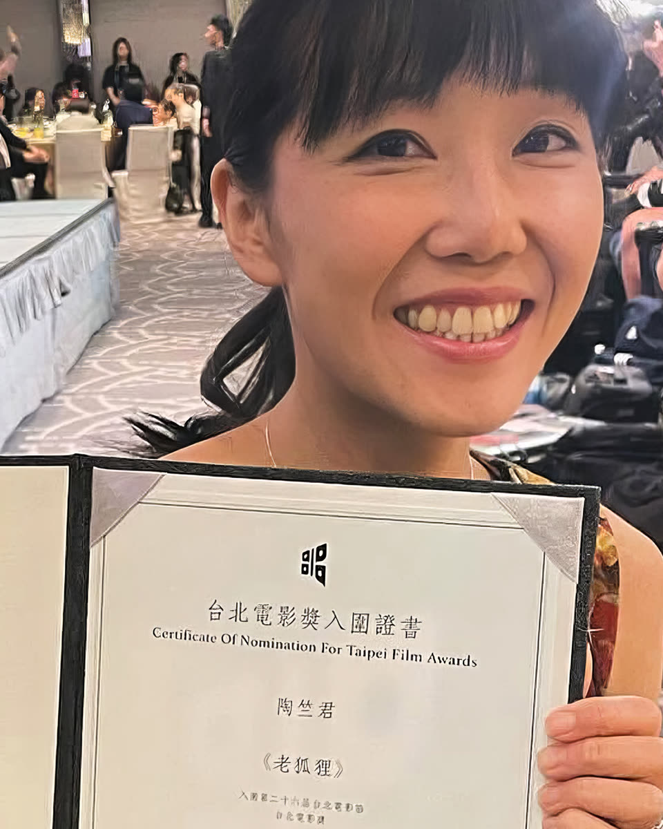 陶竺君 (Chu Chu) at the Taipei Film Awards, holding her Best Editing nomination certificate for Old Fox